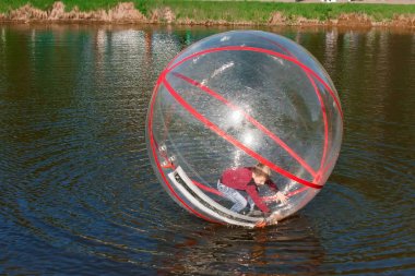 Cazibe su, Zorb, çocuk su bir kase içinde. Su konumlar, dinlenme, tatil, tatil.