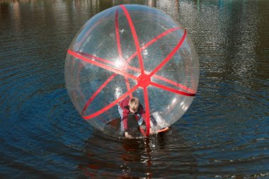 Cazibe su, Zorb, çocuk su bir kase içinde. Su konumlar, dinlenme, tatil, tatil.