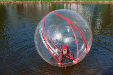 Cazibe su, Zorb, çocuk su bir kase içinde. Su konumlar, dinlenme, tatil, tatil.