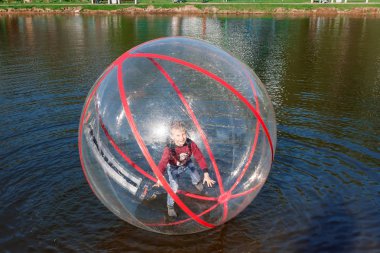 Cazibe su, Zorb, çocuk su bir kase içinde. Su konumlar, dinlenme, tatil, tatil.