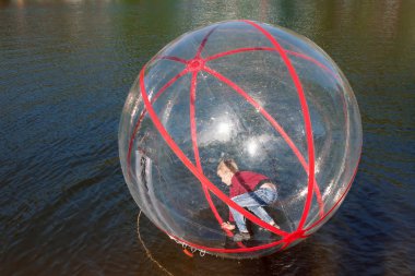Cazibe su, Zorb, çocuk su bir kase içinde. Su konumlar, dinlenme, tatil, tatil.