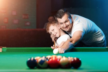 Baba ve oğul bilardo oynamak. Baba oğlu bilardo oynamak için öğretir. Ebeveynler ve çocuklar, eğitim, Aile dinlenme kavramı.