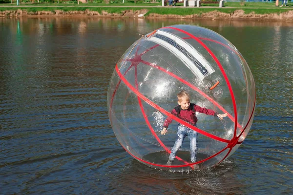 Cazibe su, Zorb, çocuk su bir kase içinde. Su konumlar, dinlenme, tatil, tatil.