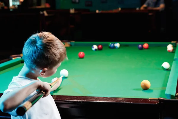 Bambino che gioca a biliardo, ricreazione, intrattenimento, sport per bambini. — Foto Stock