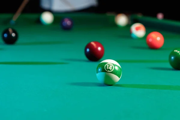 Bolas de bilhar na mesa de bilhar, bilhar americano. Jogos de esportes, atividades ao ar livre . — Fotografia de Stock