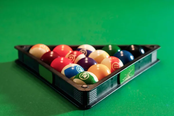 Bilardo topu bilardo masası, Amerikan Bilardo üçgeni içinde. Spor oyunları, açık hava etkinlikleri. — Stok fotoğraf