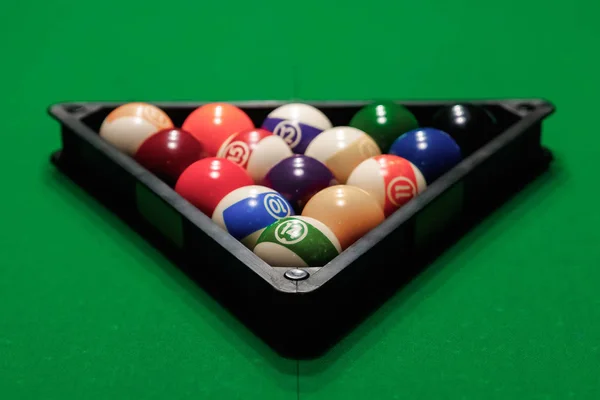 Biljart bal in de driehoek op de biljarttafel, Amerikaans Biljart. Sport spelletjes, outdoor activiteiten. — Stockfoto