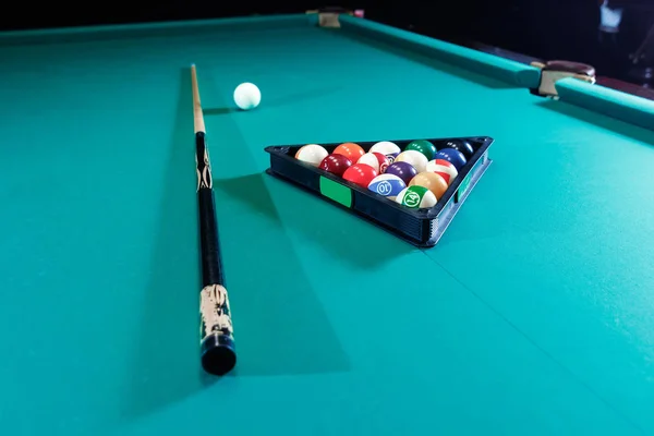 Μπάλα του μπιλιάρδου στο τρίγωνο πάνω στο τραπέζι του μπιλιάρδου, αμερικανικό μπιλιάρδο. Παιχνίδια σπορ, Υπαίθριες δραστηριότητες. — Φωτογραφία Αρχείου