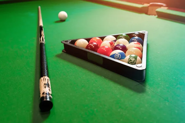 Billardkugel im Dreieck auf dem Billardtisch, amerikanisches Billard. Sportspiele, Aktivitäten im Freien. — Stockfoto