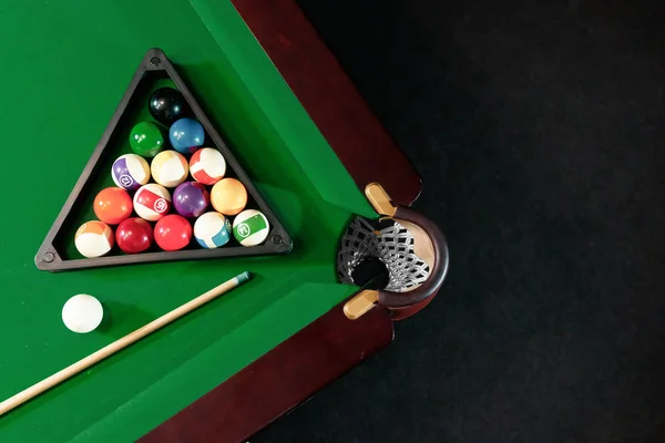 Balle de billard dans le triangle sur la table de billard, billard américain. Jeux de sport, activités de plein air . — Photo