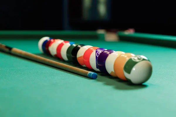 Les boules de billard sont alignées sur une table de billard, le billard américain. Jeux de sport, activités de plein air . — Photo