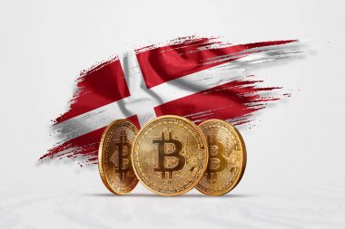 Kripto para birimi, altın sikke Bitcoin Btc. bozuk para bitcoin Danimarka bayrağı arka planı. Kavramı yeni bir para, Blockchain teknoloji, bir belirteç. Karışık teknik