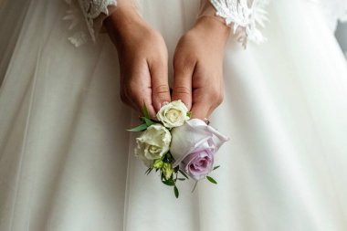 Düğün serisi 25. Gelinin elinde renkli güllerin düğün buketi.