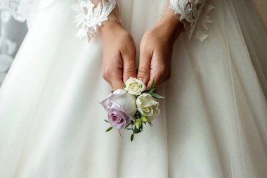 Düğün serisi 25. Elindeki renkli güllerin düğün buketi.