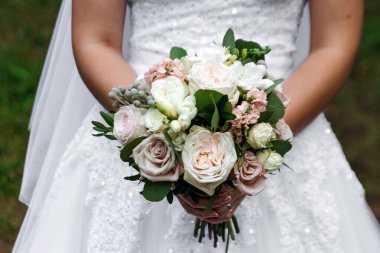 Düğün serisi 25. Gelinin elinde renkli güllerin düğün buketi.