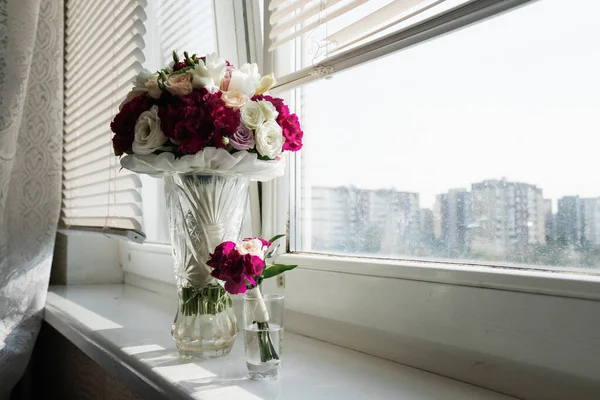 Ramo de boda en un jarrón en la ventana. El concepto de matrimonio, relaciones familiares, parafernalia nupcial . —  Fotos de Stock