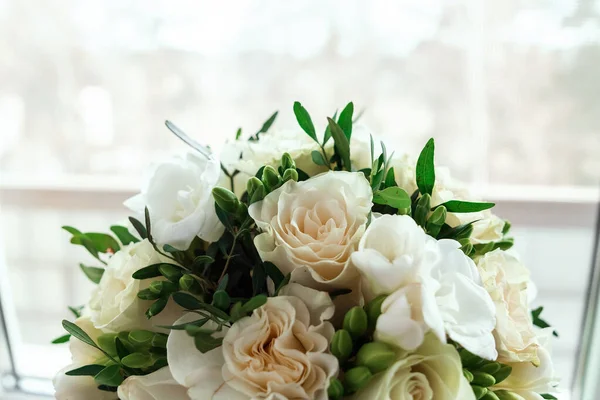 Ramo de bodas en la ventana. El concepto de matrimonio, relaciones familiares, parafernalia nupcial . —  Fotos de Stock