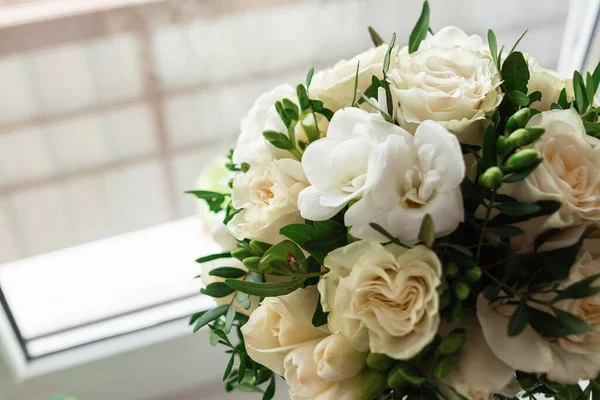 Ramo de bodas en la ventana. El concepto de matrimonio, relaciones familiares, parafernalia nupcial . — Foto de Stock