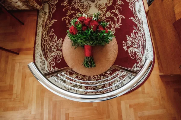Bukiet sztuczne czerwonych róż, na białym tle, miejsce na jedną kopię strony. — Zdjęcie stockowe