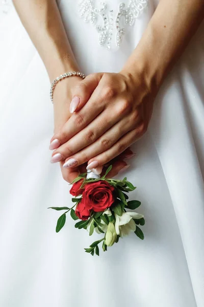 Boda serie 25. Ramo de boda de rosas de colores en la mano de la novia . — Foto de Stock