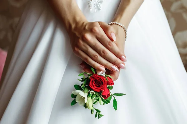 Boda serie 25. Ramo de boda de rosas de colores en la mano o — Foto de Stock