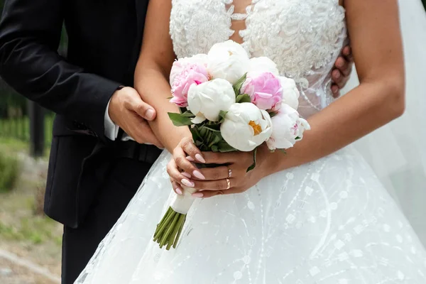Seria ślubna 25. Bukiet ślubny z kolorowych róż w dłoni o — Zdjęcie stockowe