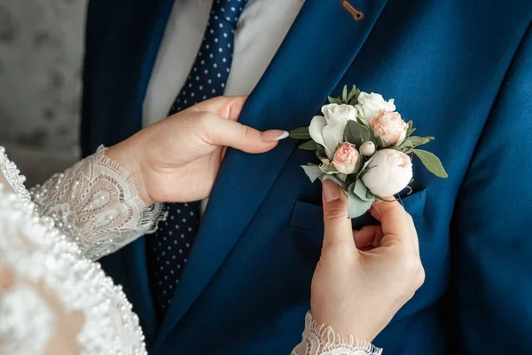 Boutonniere voor de bruidegom. Het concept van het huwelijk, familierelaties, bruiloft parafernalia. — Stockfoto