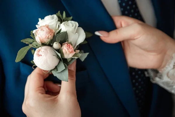 Boutonniere pro ženicha. Koncept manželství, rodinného vztahu — Stock fotografie