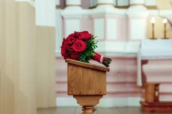 Série de casamento 25. Buquê de casamento de rosas coloridas na mão o — Fotografia de Stock