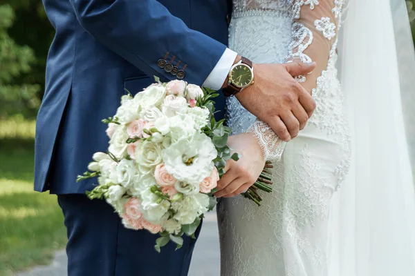 Seria ślubna 25. Bukiet ślubny z kolorowych róż w ręku panny młodej. — Zdjęcie stockowe