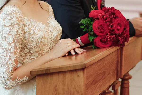 Boda serie 25. Ramo de boda de rosas de colores en la mano de la novia . —  Fotos de Stock