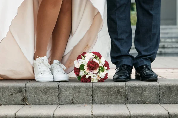 Bruid en bruidegom bruiloft boeket op de vloer. Het concept van het huwelijk, familierelaties, bruiloft parafernalia. — Stockfoto