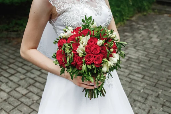 Düğün serisi 25. Gelinin elinde renkli güllerin düğün buketi. — Stok fotoğraf