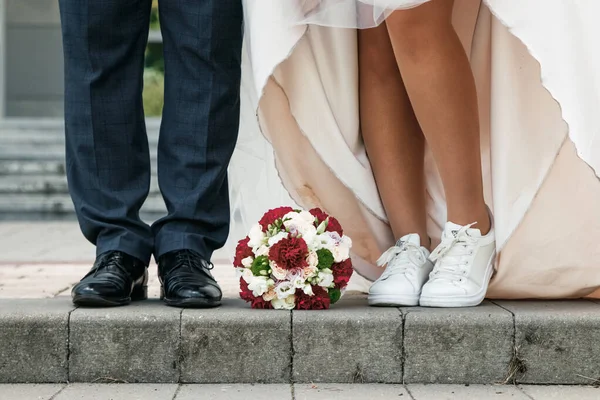 Ramo de novia y novio en el suelo. El concepto de matrimonio, relaciones familiares, parafernalia nupcial . — Foto de Stock