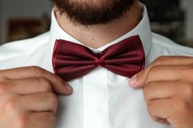 Bir iş adamının elleri, yakın plan, kravat, papyon