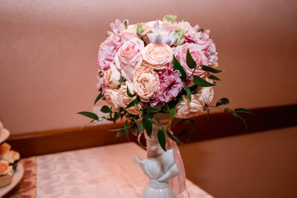 Ramo nupcial en la mesa. Concepto de matrimonio, relación familiar, parafernalia nupcial . — Foto de Stock