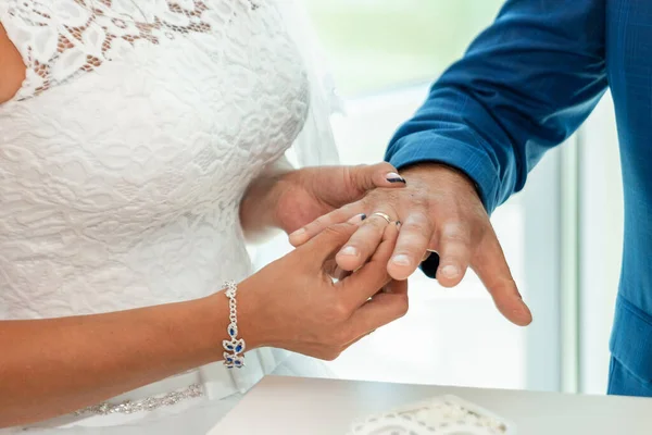 Los anillos de intercambio de novios, de cerca. El concepto de matrimonio, relaciones familiares, parafernalia nupcial . — Foto de Stock