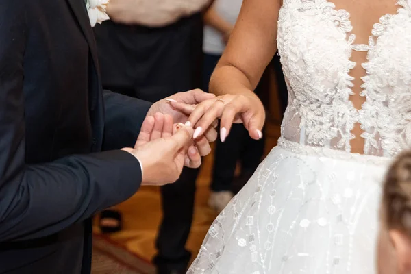 De bruid en bruidegom wisselingen, close-up. Het concept van het huwelijk, familierelaties, bruiloft parafernalia. — Stockfoto