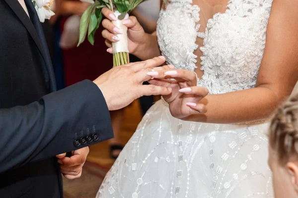 La mariée et le marié échangent des bagues, gros plan. Le concept de mariage, les relations familiales, les accessoires de mariage . — Photo