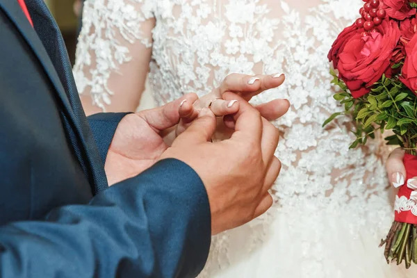 신랑 신부는 반지를 교환하고, 반지를 클로즈업한다. 결혼의 개념, 가족 관계, 결혼 전 여자 친구 관계. — 스톡 사진