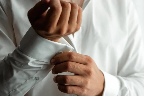 Las manos de un hombre de negocios, primer plano, mangas de botón en una camisa . — Foto de Stock