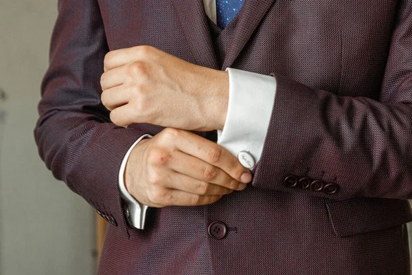 Mãos de um homem de negócios, close-up, mangas de botão em uma camisa . — Fotografia de Stock