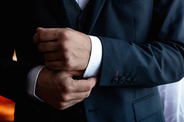 Mãos de um homem de negócios, close-up, mangas de botão em uma camisa . — Fotografia de Stock