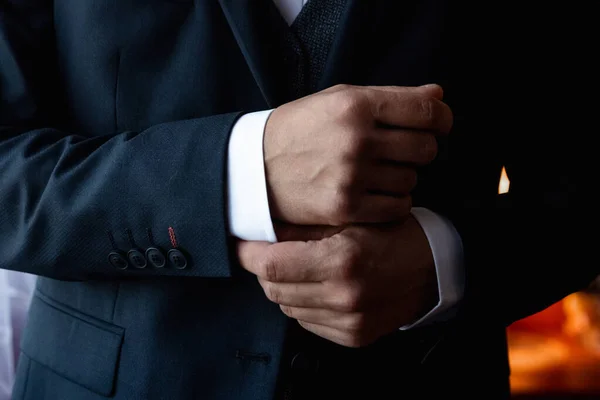 Las manos de un hombre de negocios, primer plano, mangas de botón en una camisa . — Foto de Stock