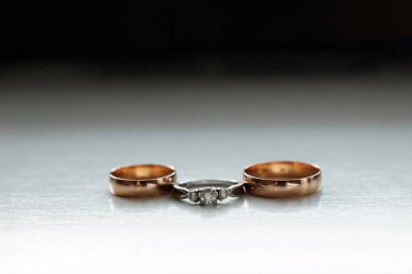 Altın alyanslar. Evlilik kavramı, aile ilişkileri, düğün aletleri..