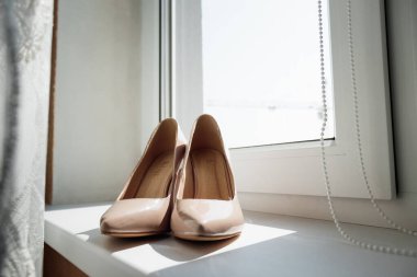 Kompozisyon: Dekorlu ve aksesuarlı düğün ayakkabıları. Evlilik kavramı, aile ilişkileri, düğün aletleri..