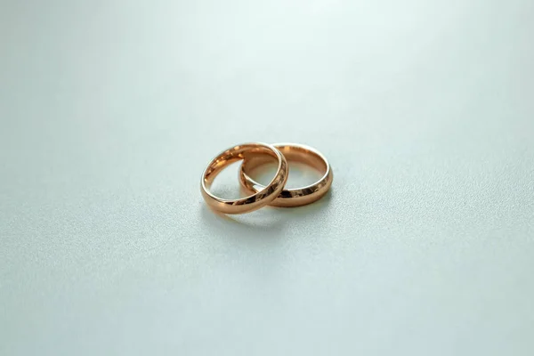 Arany jegygyűrűk. A házasság fogalma, családi kapcsolatok, esküvői kellékek. — Stock Fotó