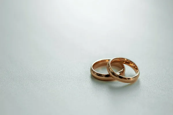 Gouden trouwringen. Het concept van het huwelijk, familierelaties, bruiloft parafernalia. — Stockfoto