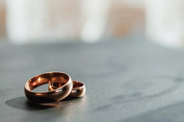 Goldene Eheringe. das Konzept der Ehe, Familienbeziehungen, Hochzeitsutensilien. — Stockfoto