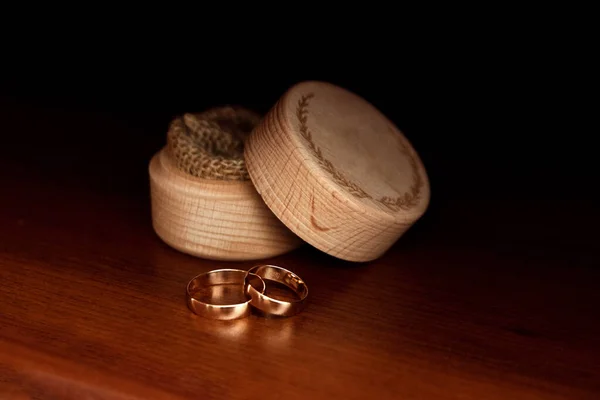 Anelli nuziali in una scatola. Il concetto di matrimonio, relazioni familiari, accessori per matrimoni . — Foto Stock